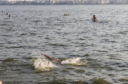 Nắng nóng, người Hà Nội biến hồ Tây thành bãi biển